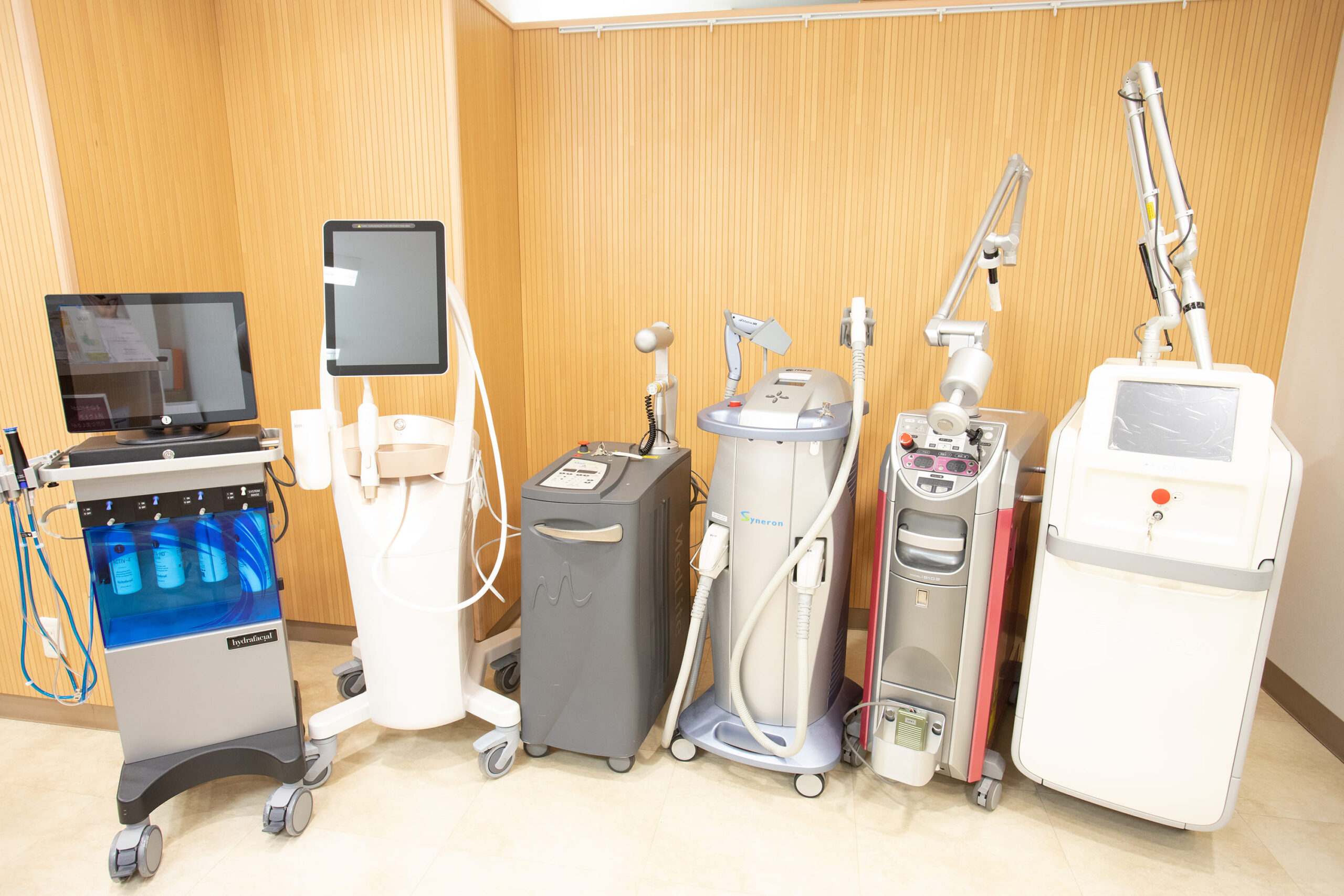 充実の美容機器で幅広い治療に対応